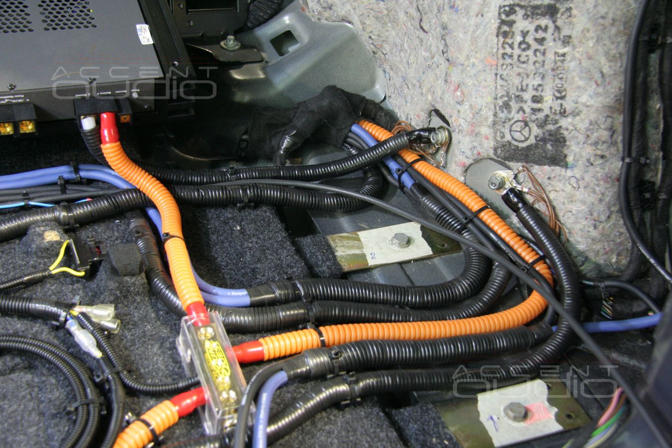 Прокладка силовой и акустической проводки, коммутация