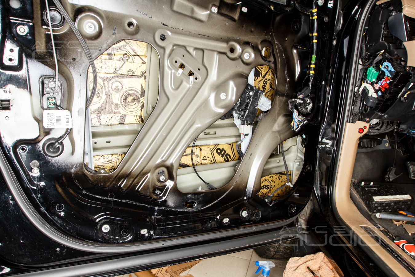 Аудиоподготовка дверей и установка мидбасов ScanSpeak в Cadillac Escalade