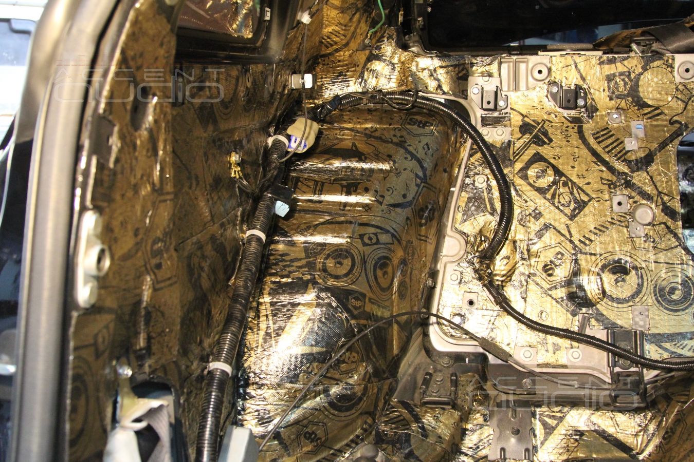 Шумоизоляция пола и багажного отсека Nissan GT-R в 2 слоя