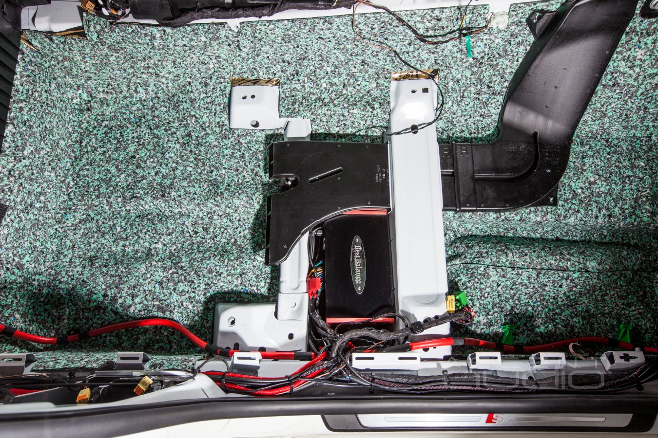 Установка усилителей в Audi A5