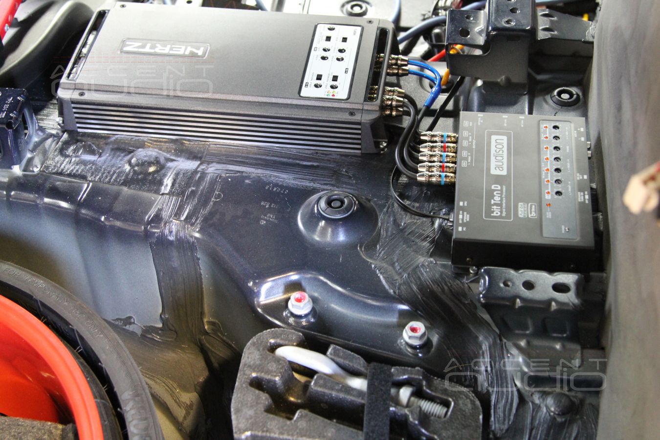 Скрытая установка аудиопроцессора и усилителя в Volkswagen Touareg 2014