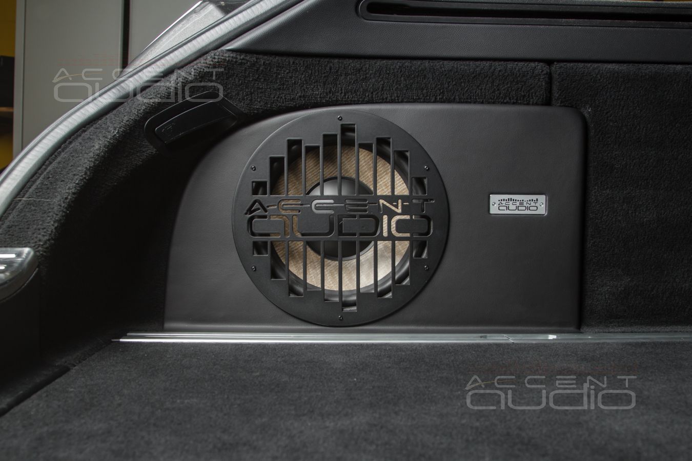 Звук Стиль Бас Focal – фирменный сабвуфер-стелс специально для Mercedes CLS