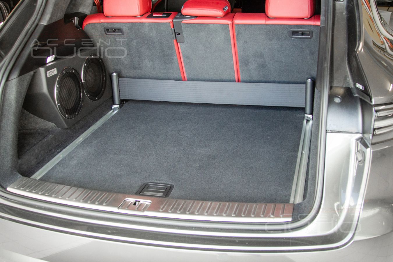 Наша прелесть: сдвоенный сабвуфер-стелс на базе головок Brax ML8SUB для нового Porsche Cayenne