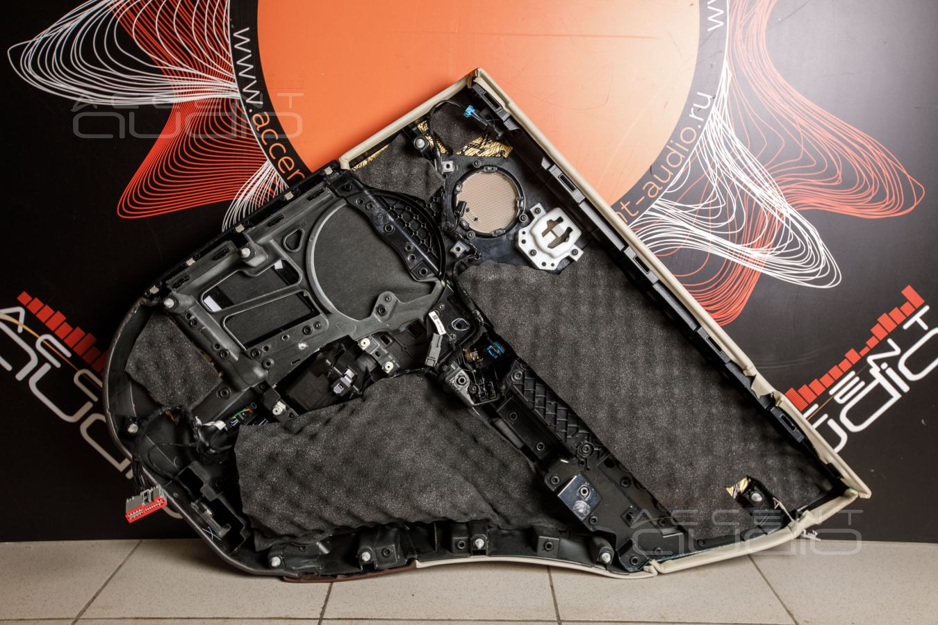 Аудиоподготовка задних дверей RangeRover и установка акустики Morel