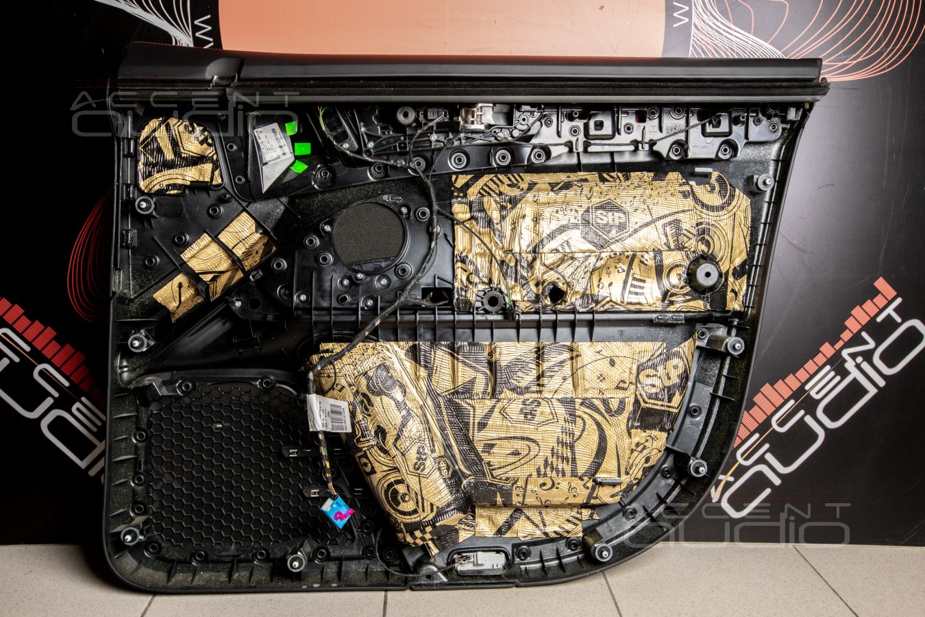 Аудиоподготовка дверей и установка мидбасов ScanSpeak 18W в Porsche Cayenne