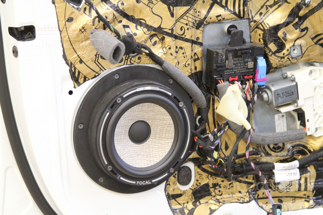 Установка мидбасов Focal