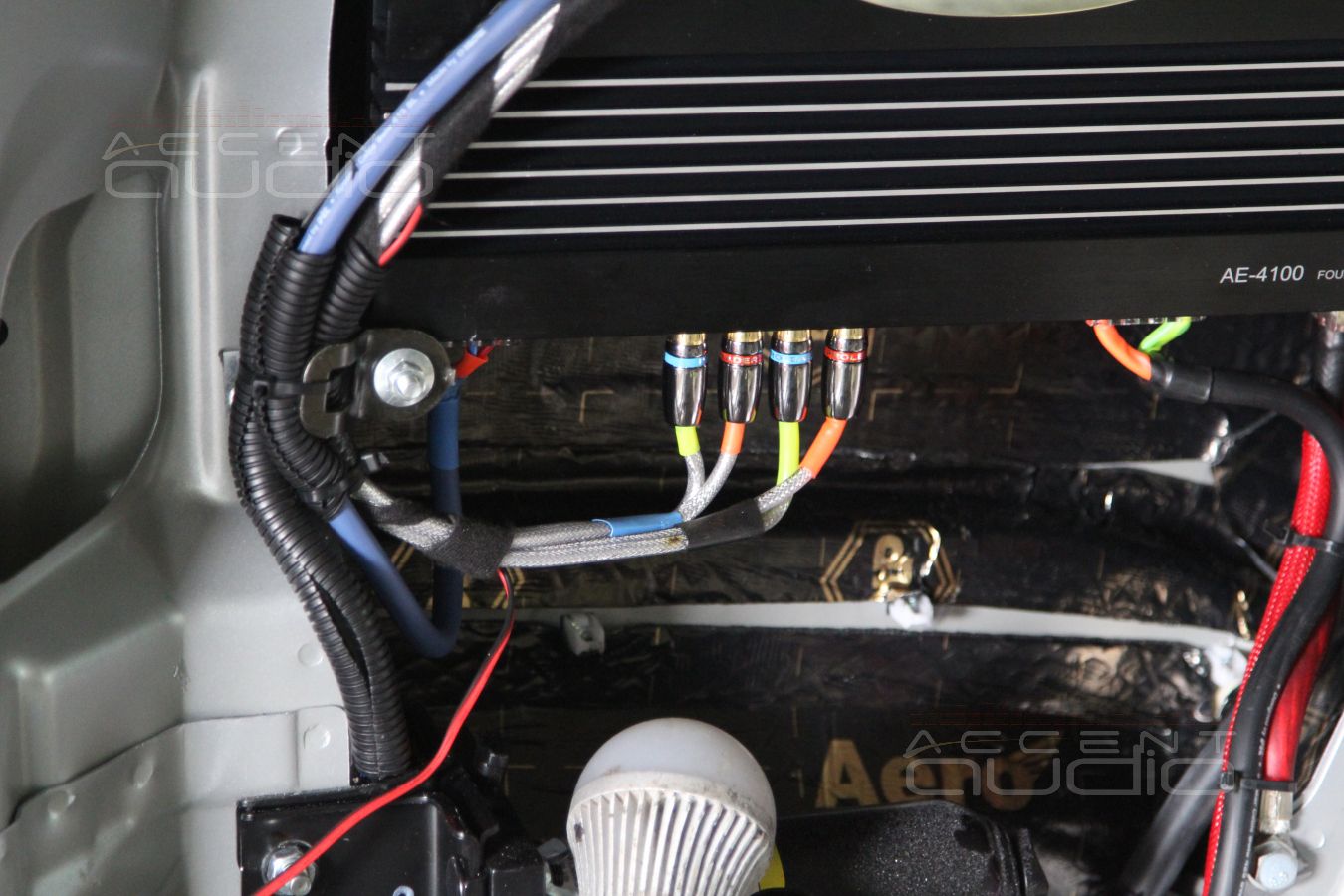 Скрытая установка усилителя в Mitsubishi Pajero Sport 2013