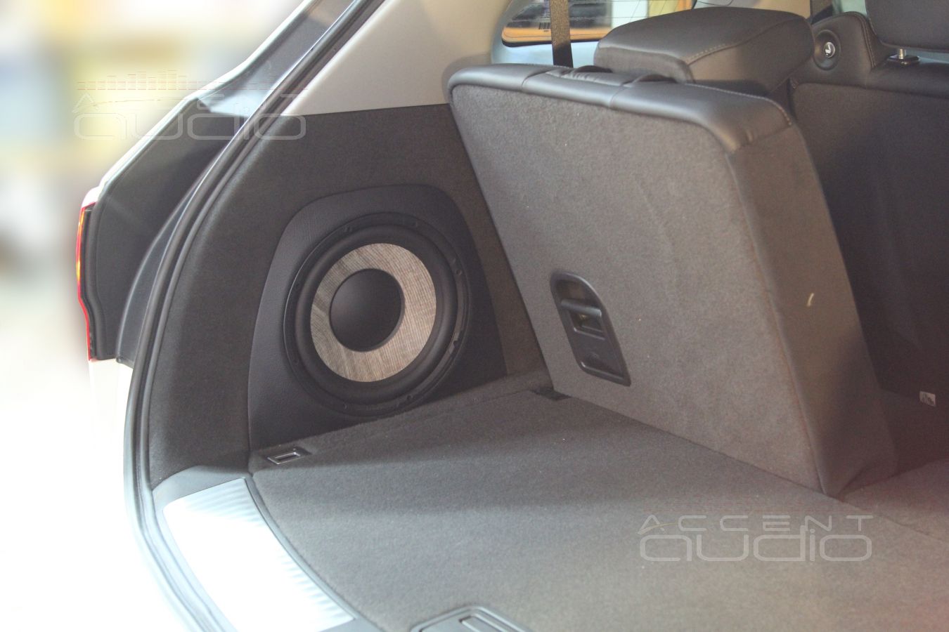 Сабвуфер Focal, встроенный в крыло Acura MDX
