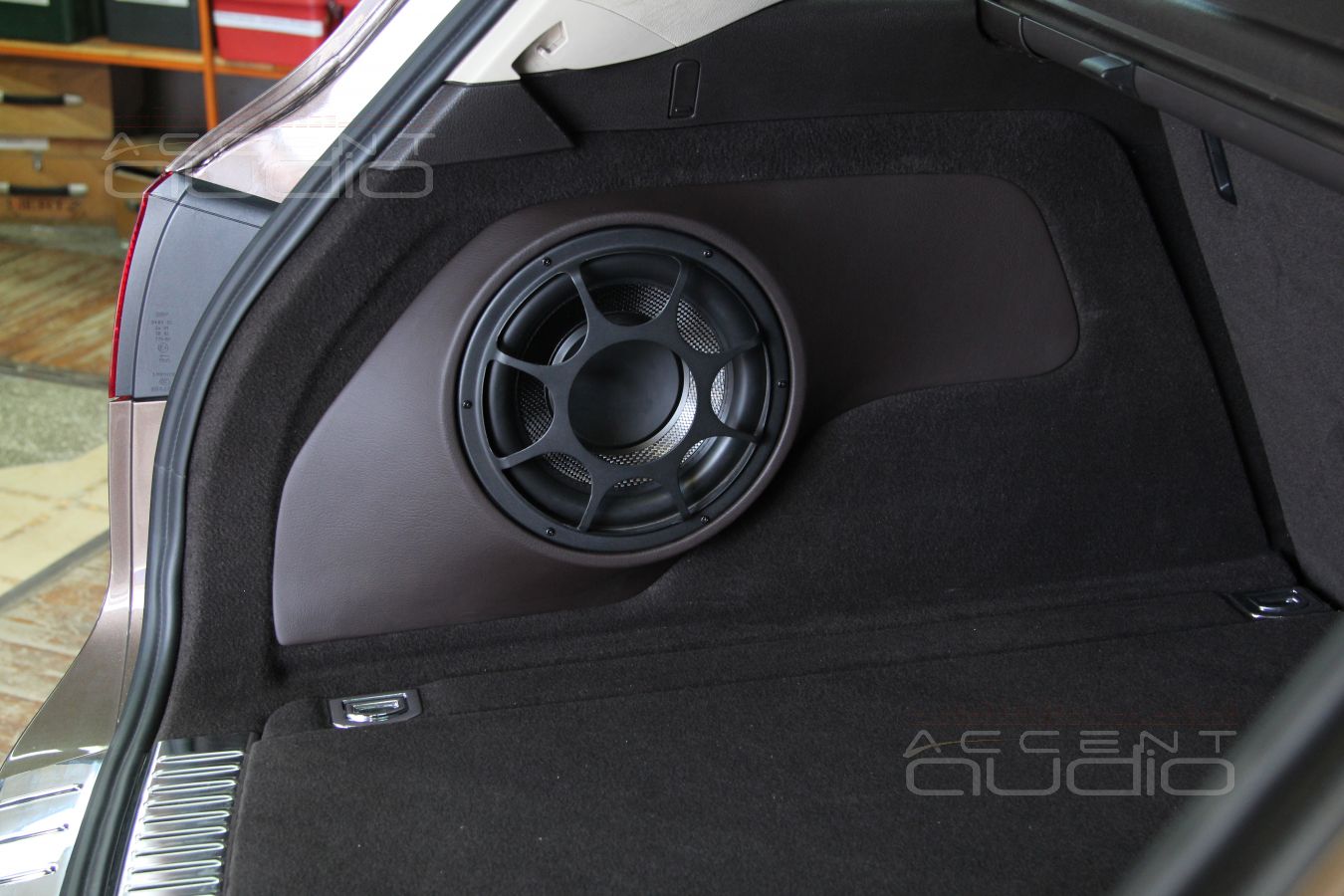 Сабвуфер стелс в Volkswagen Touareg 2014