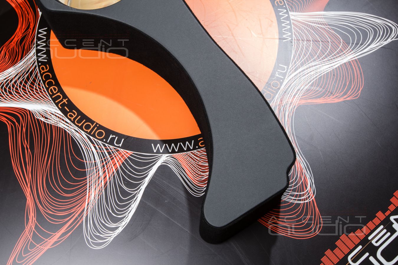 Штатный, но настоящий сабвуфер для Porsche Cayenne Coupe