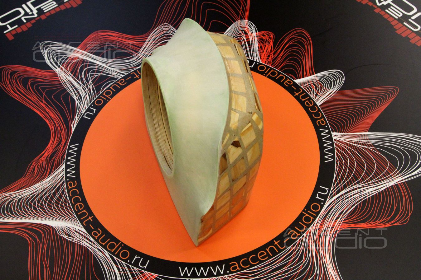 Да, сабвуфер, как всегда, из фанеры. 