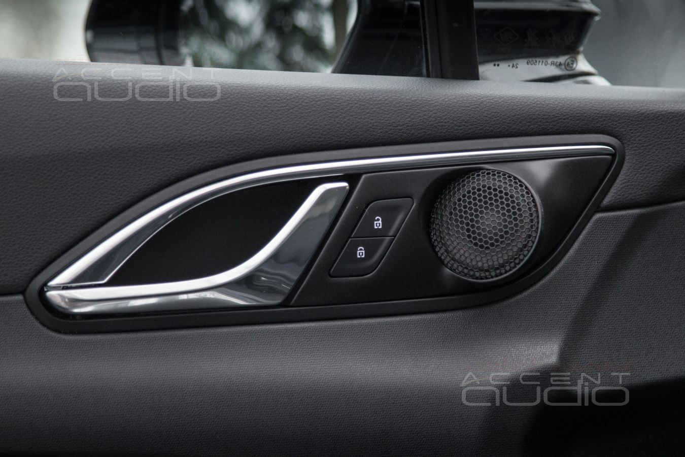 Решение: широкая полоса от Eton PRW 50 в штатных местах Hongqi HS3