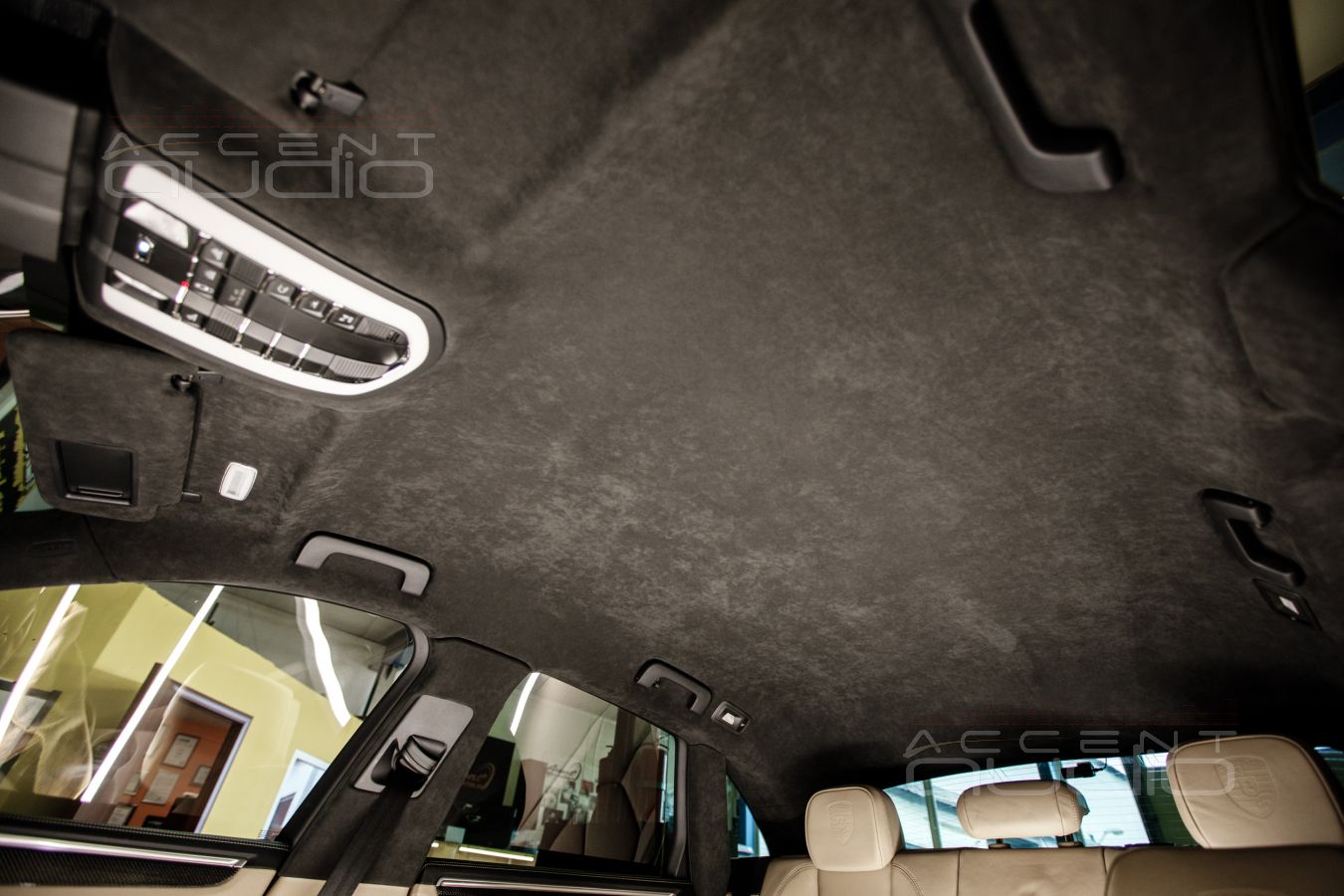 Перетяжка потолка Porsche Macan в Alcantara 9052 – богатый и фирменный стиль