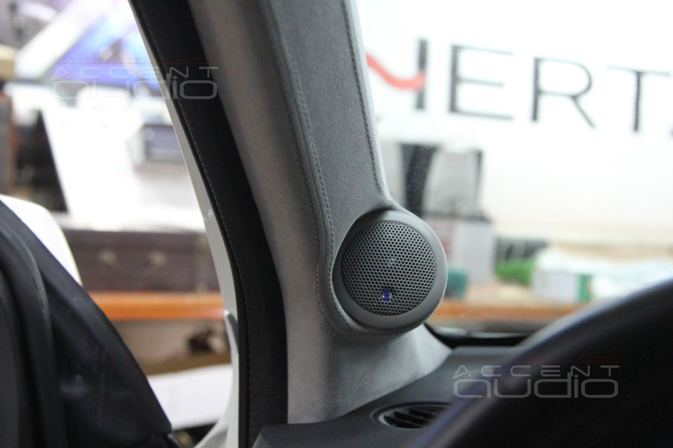 Установка CDT Audio ES-02al в Acura MDX: подиумы на стойках лобового стекла