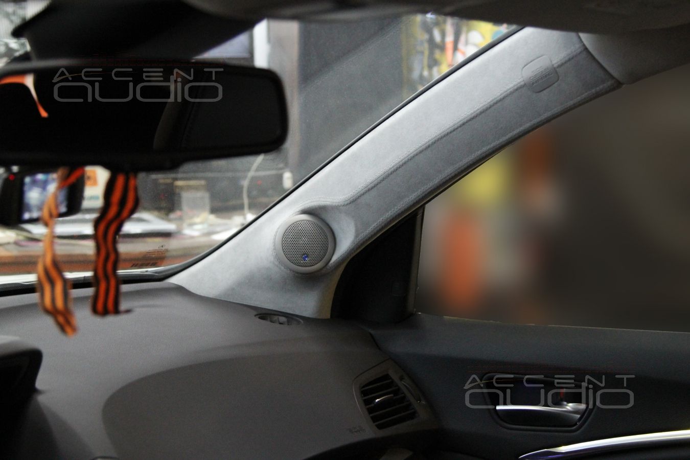 Установка CDT Audio ES-02al в Acura MDX: подиумы на стойках лобового стекла