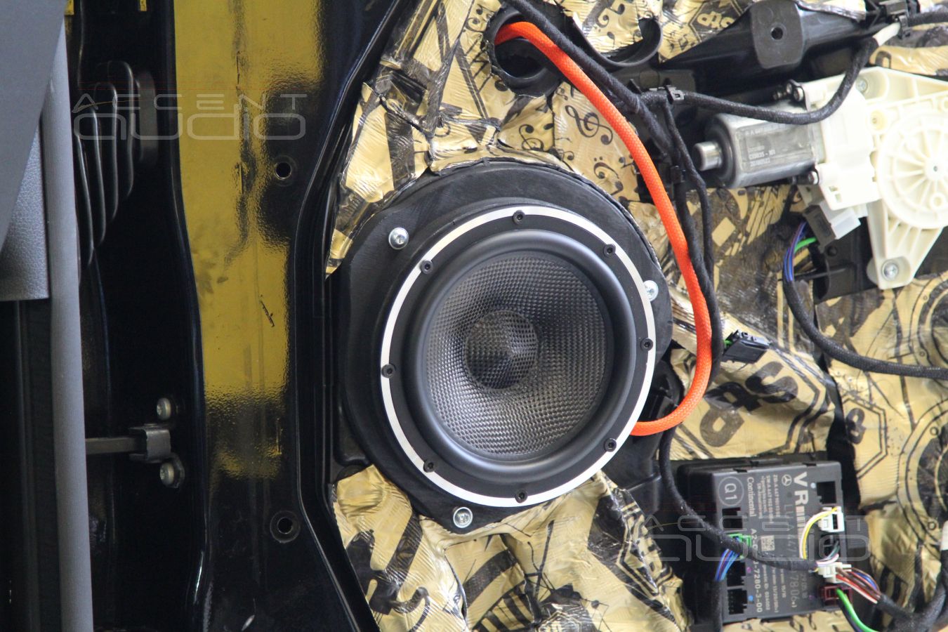 Установка акустики BLAM 165.300 в микроавтобус: установка мидбасовых излучателей