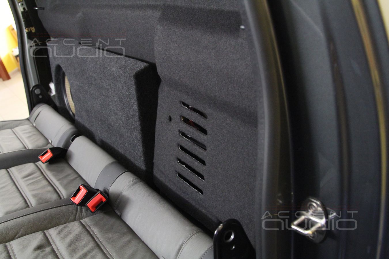 Установка пятиканального усилителя E.O.S AE-4100.1 SE в Volkswagen Amarok