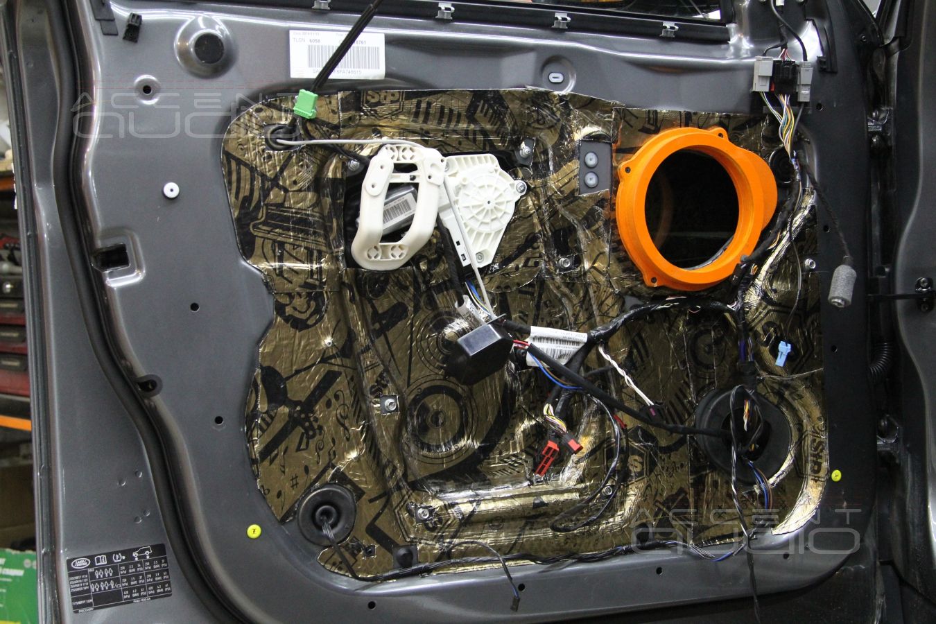 Установка акустики Focal Performance в Range Rover Discovery