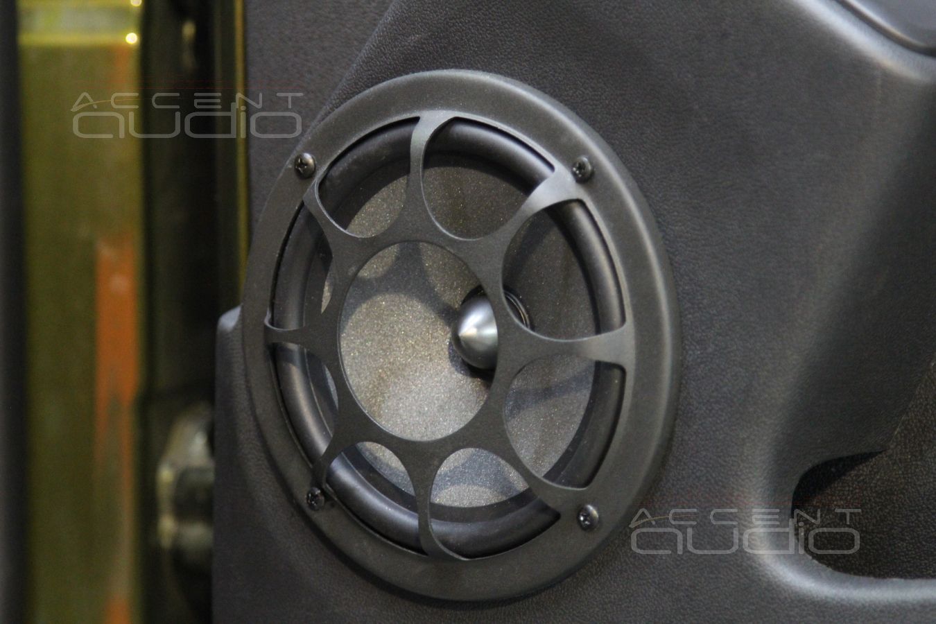 Установка компонентов акустики