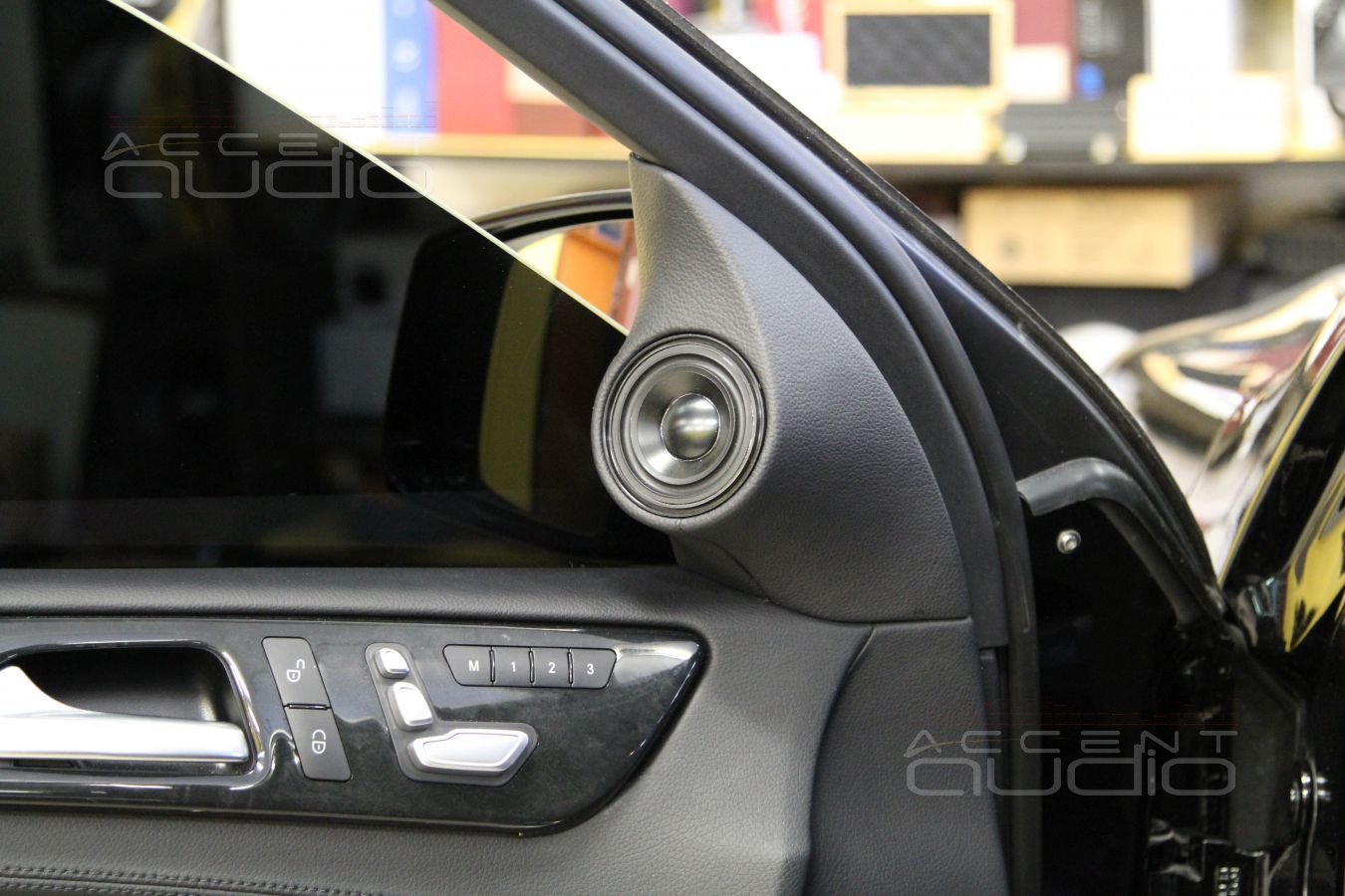 Широкополосный твитер или СЧ-ВЧ излучатель Ground Zero 60SQX в штатных местах Mercedes-Benz GLS