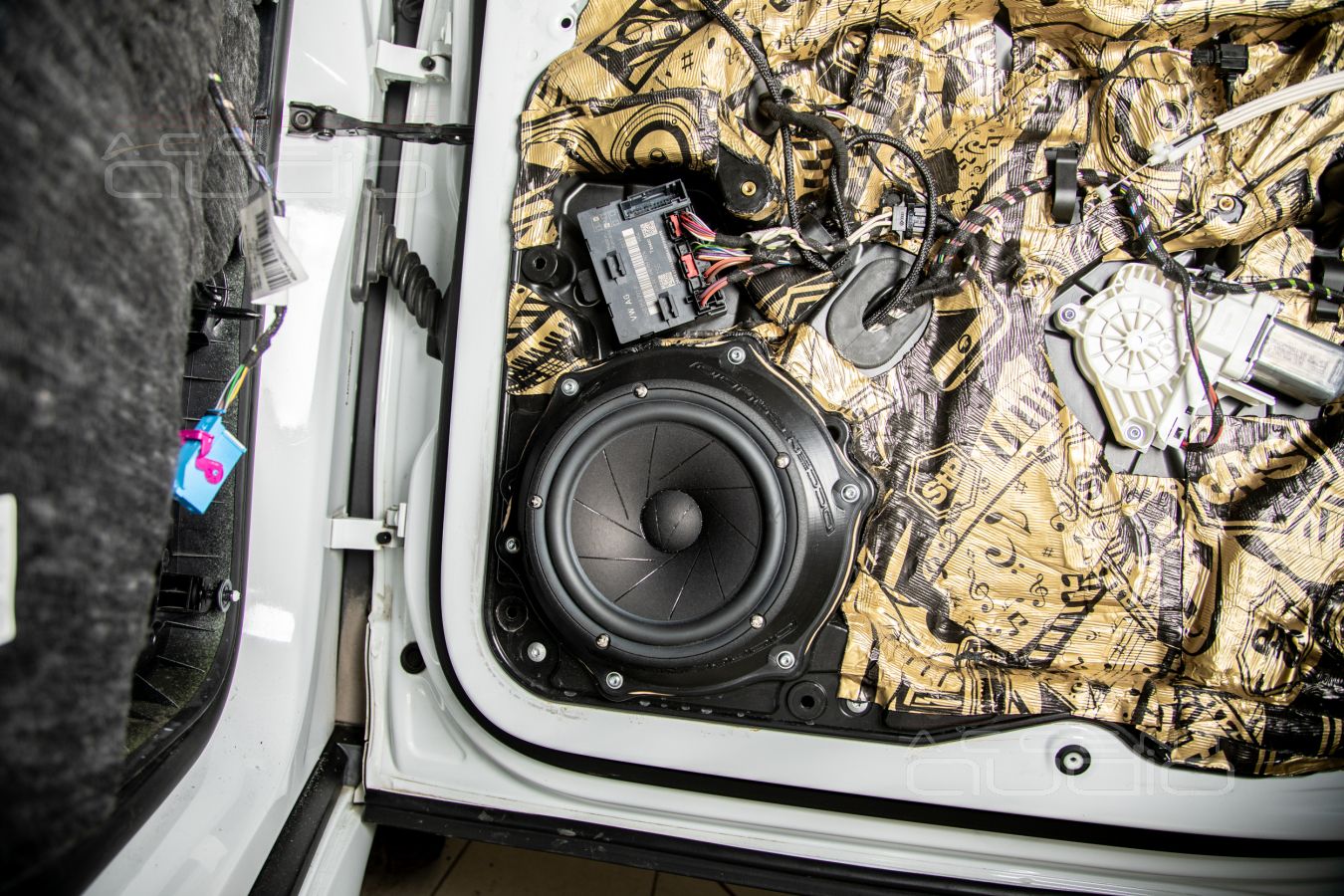 Аудиоподготовка дверей и установка мидбасов ScanSpeak 18W в Porsche Cayenne