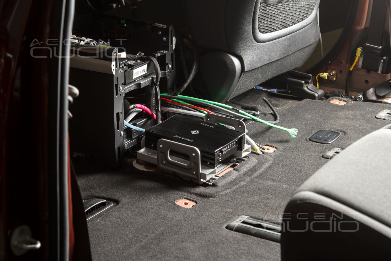 Скрытый, штатный монтаж двух усилителей в Kia Carnival