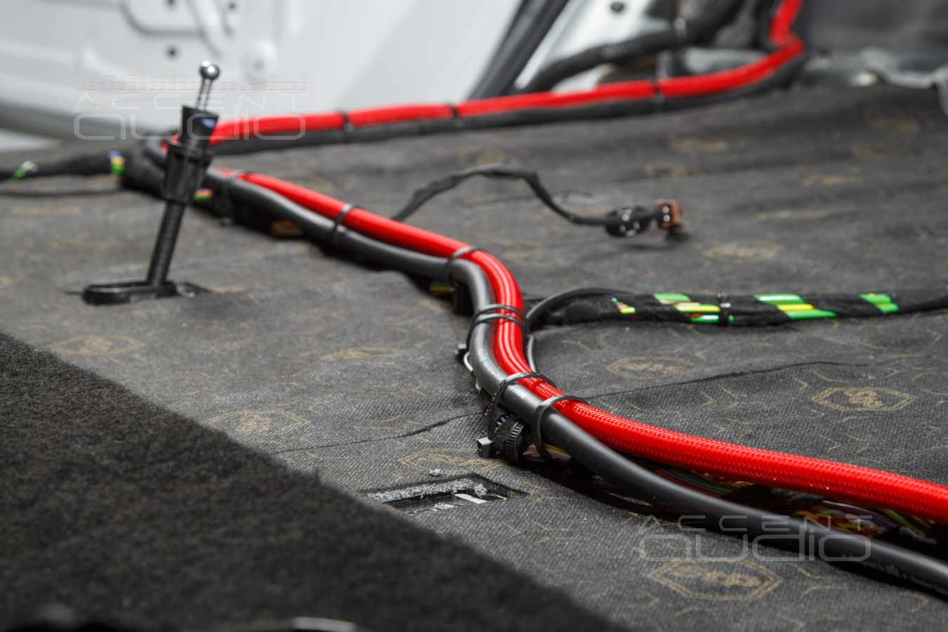 Установка усилителей Helix и Gladen в Opel Zafira Life