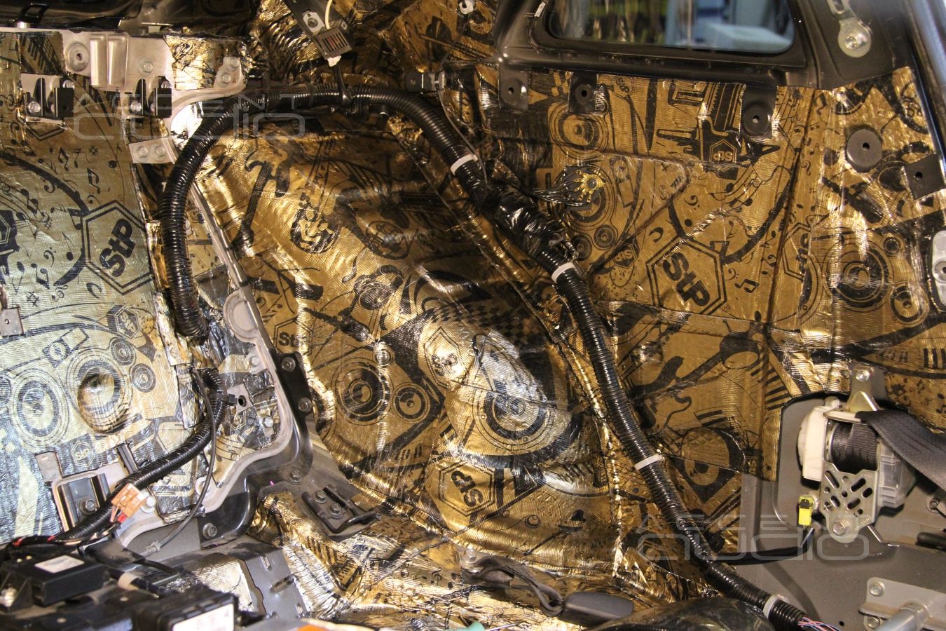 Шумоизоляция пола и багажного отсека Nissan GT-R в 2 слоя