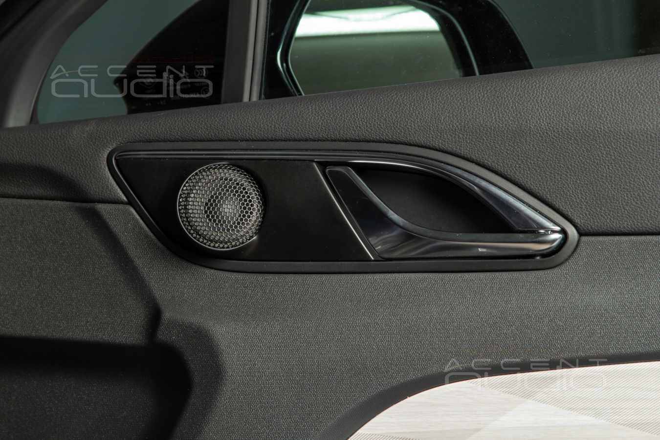 Решение: широкая полоса от Eton PRW 50 в штатных местах Hongqi HS3