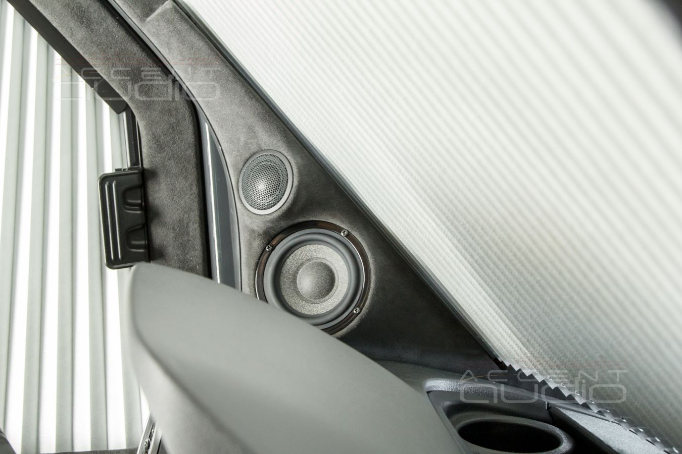 Новый, цельный и строгий дизайн кабины и подиумы под СЧ-ВЧ звено Brax