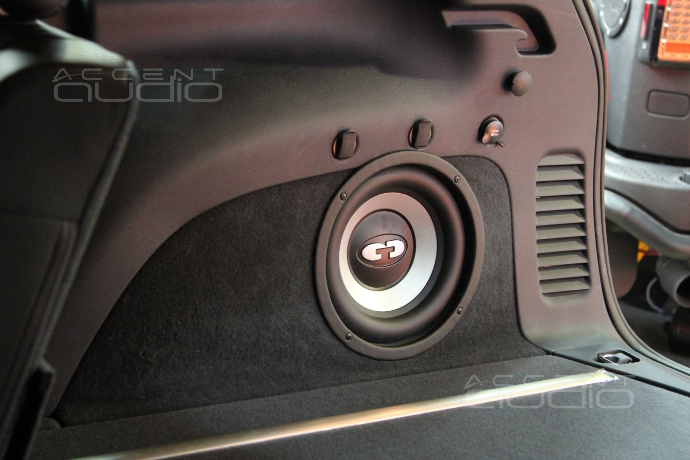 Установка сабвуфера в Jeep Grand Cherokee 2014