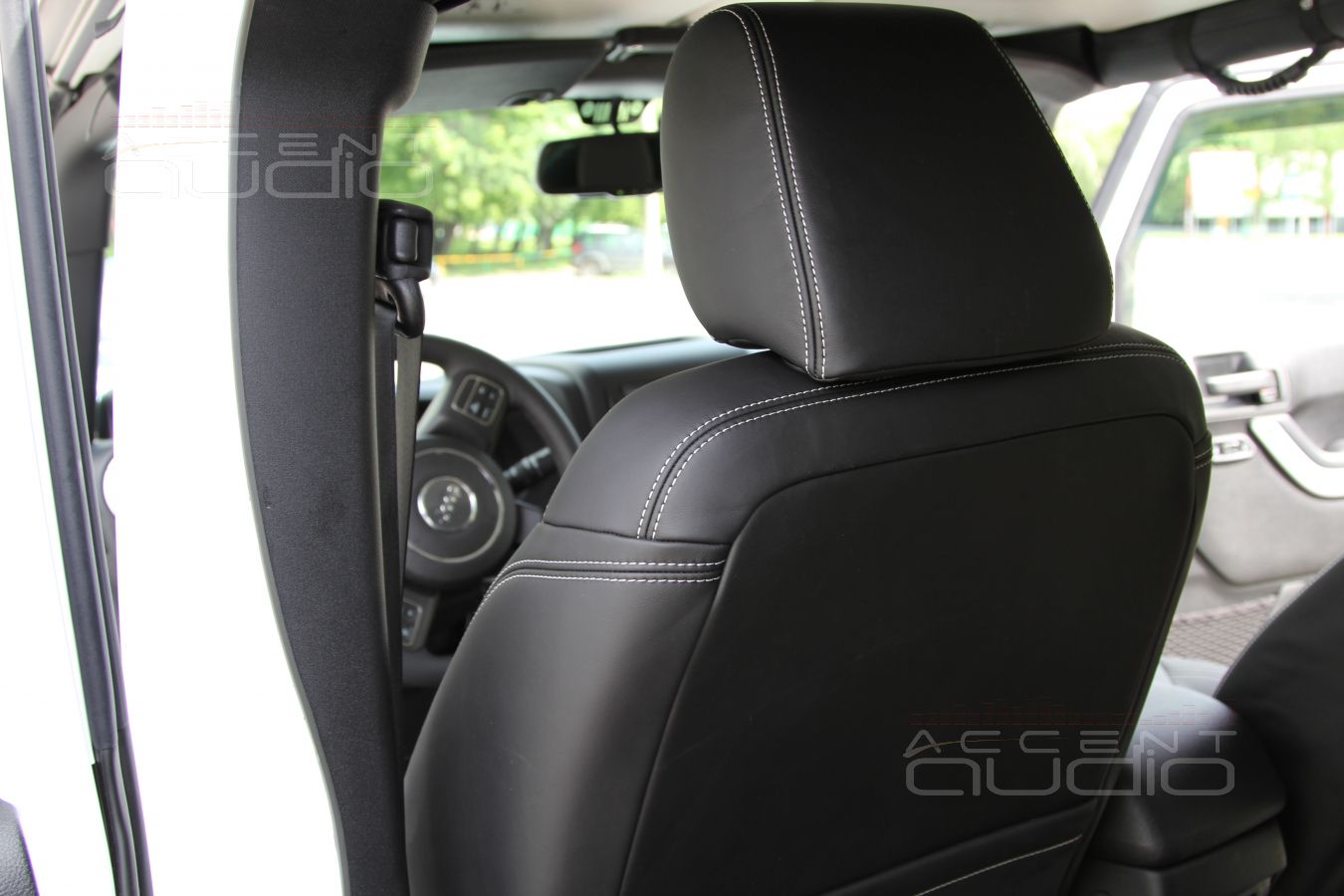 Пошив салона: качество кожи Nappa в сочетании с сидениями Jeep