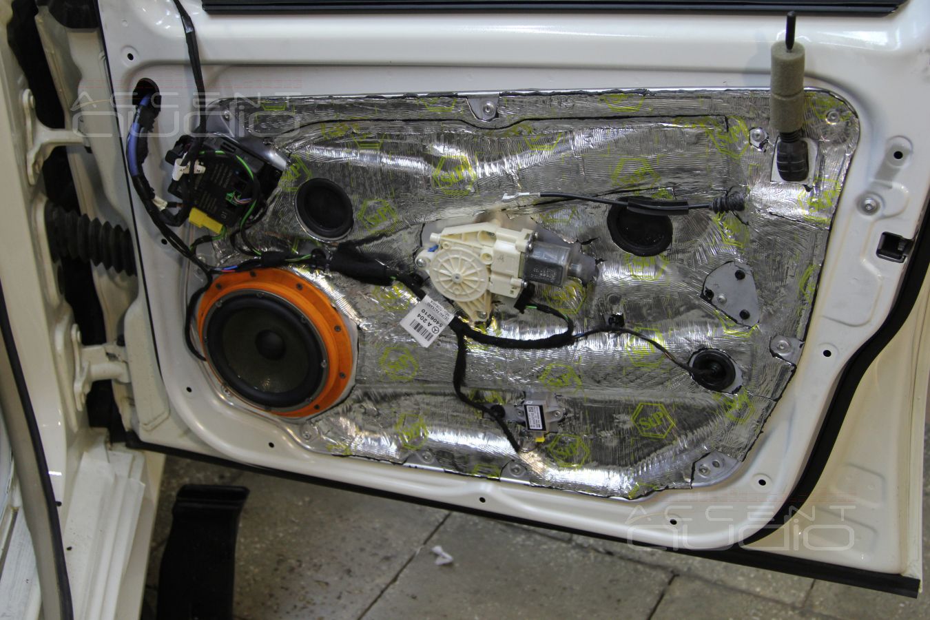 Установка мидбасов Eton и твитеров ScanSpeak в Mercedes GLK