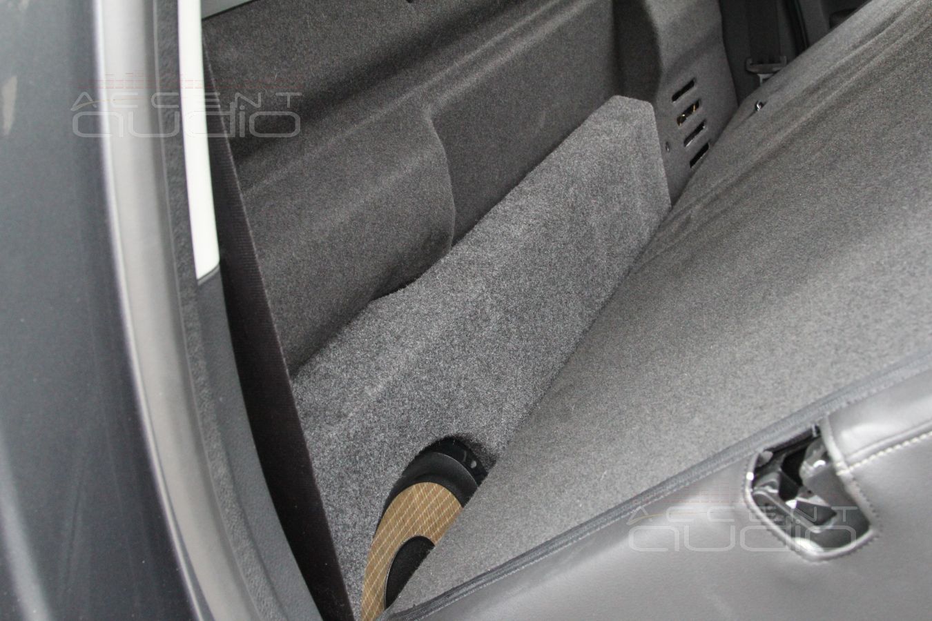 Сабвуфер-стелс для VW Amarok: Focal P25FS в корпусе SuperSlim