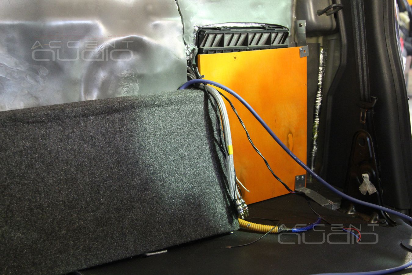 Установка усилителя и сабвуфера в Volkswagen Amarok