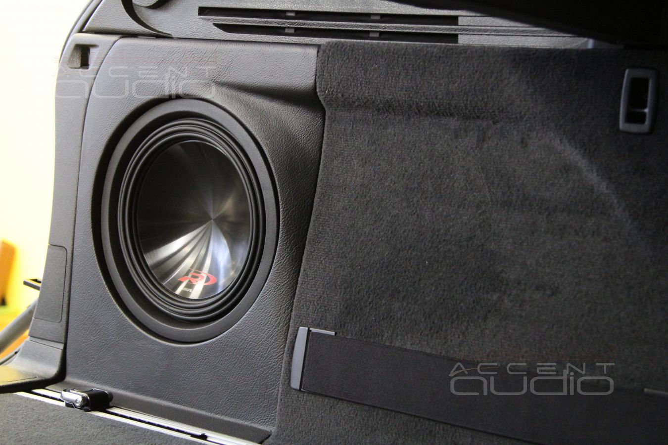 Сабвуферный усилитель в BMW X5