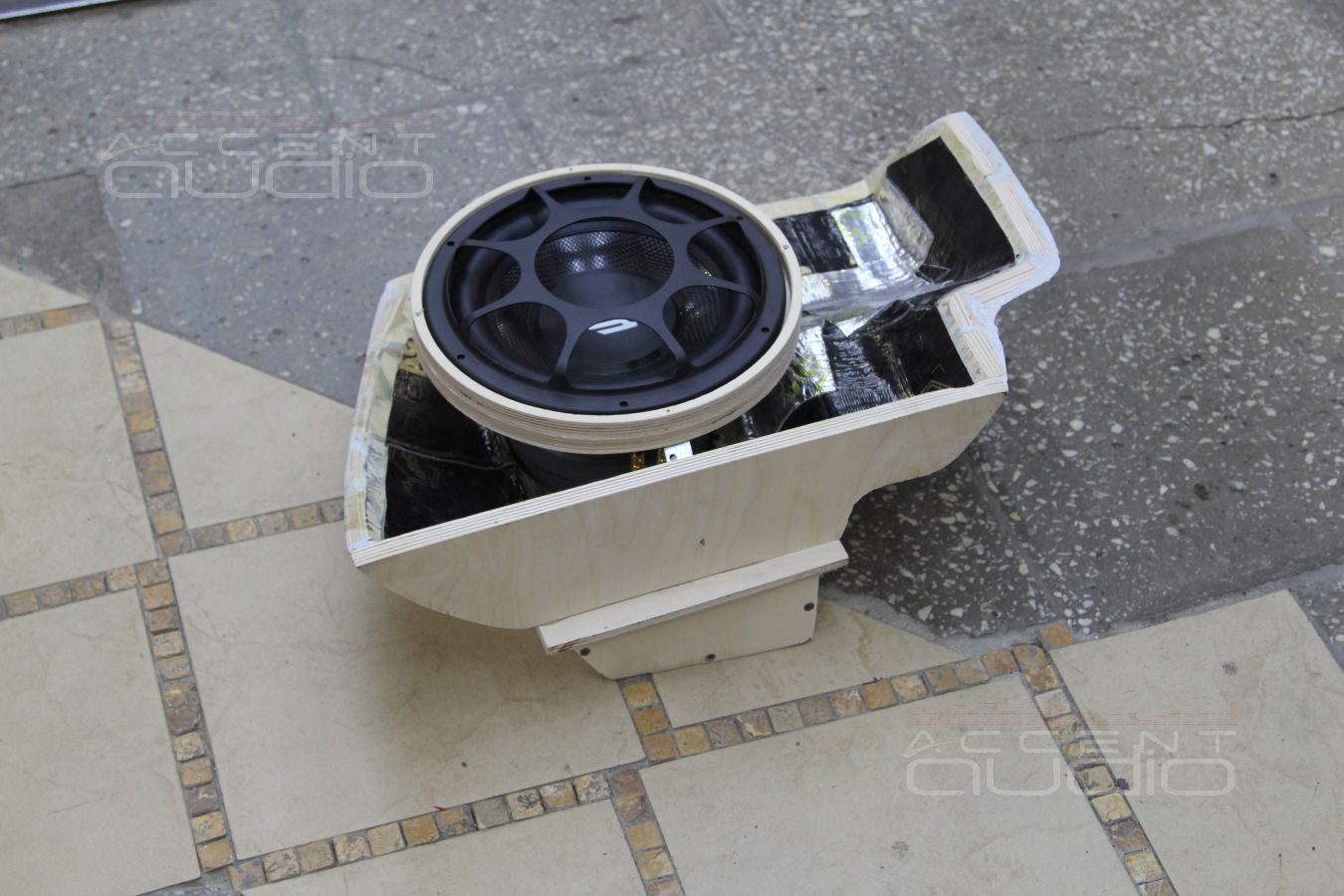 Встроенный сабвуфер в Mercedes GLK