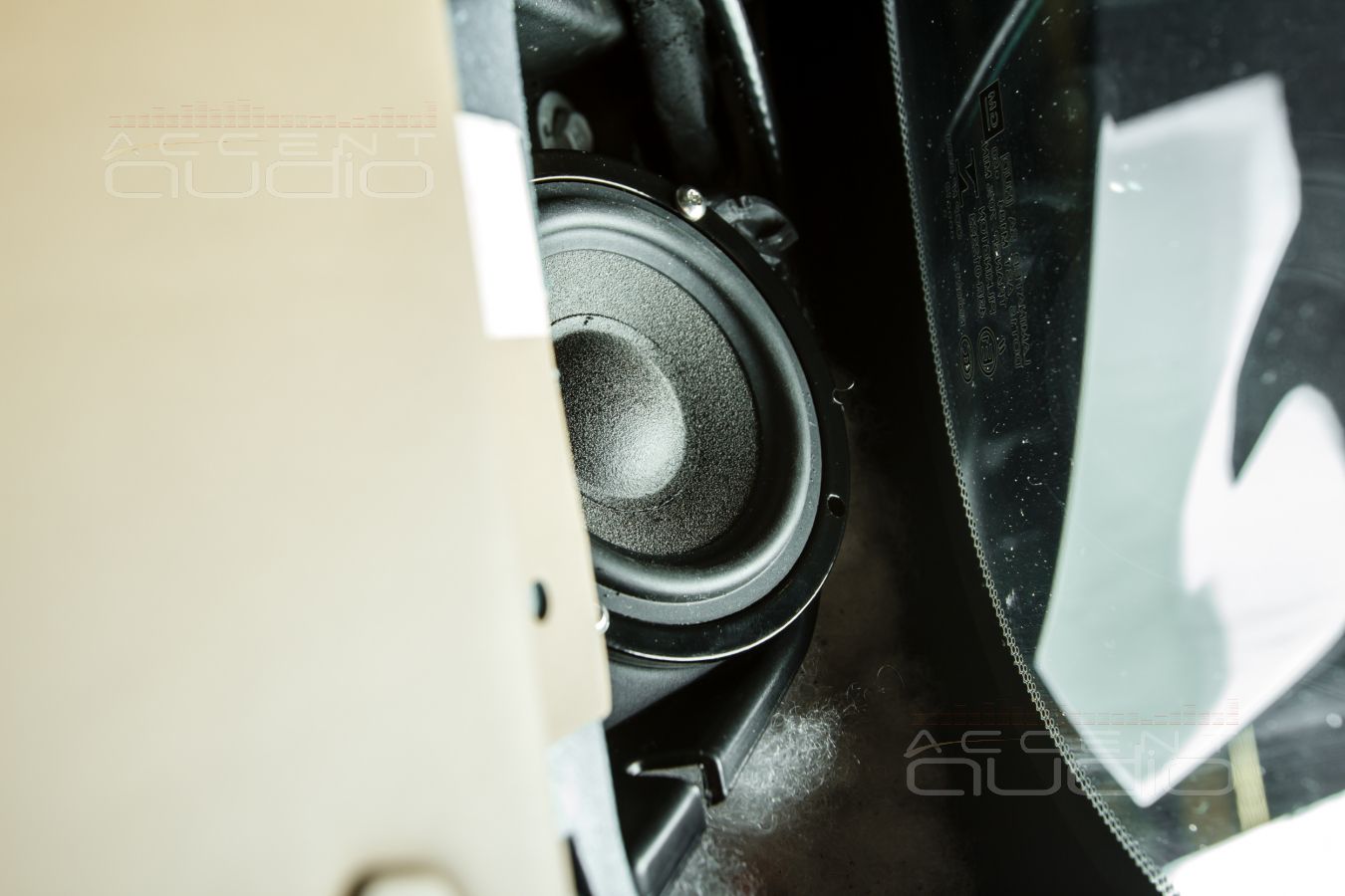 Правильная штатная установка среднечастотных динамиков Brax ML3 в Cadillac Escalade