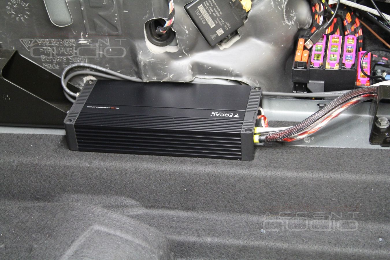 Установка усилителей в Porshe Macan