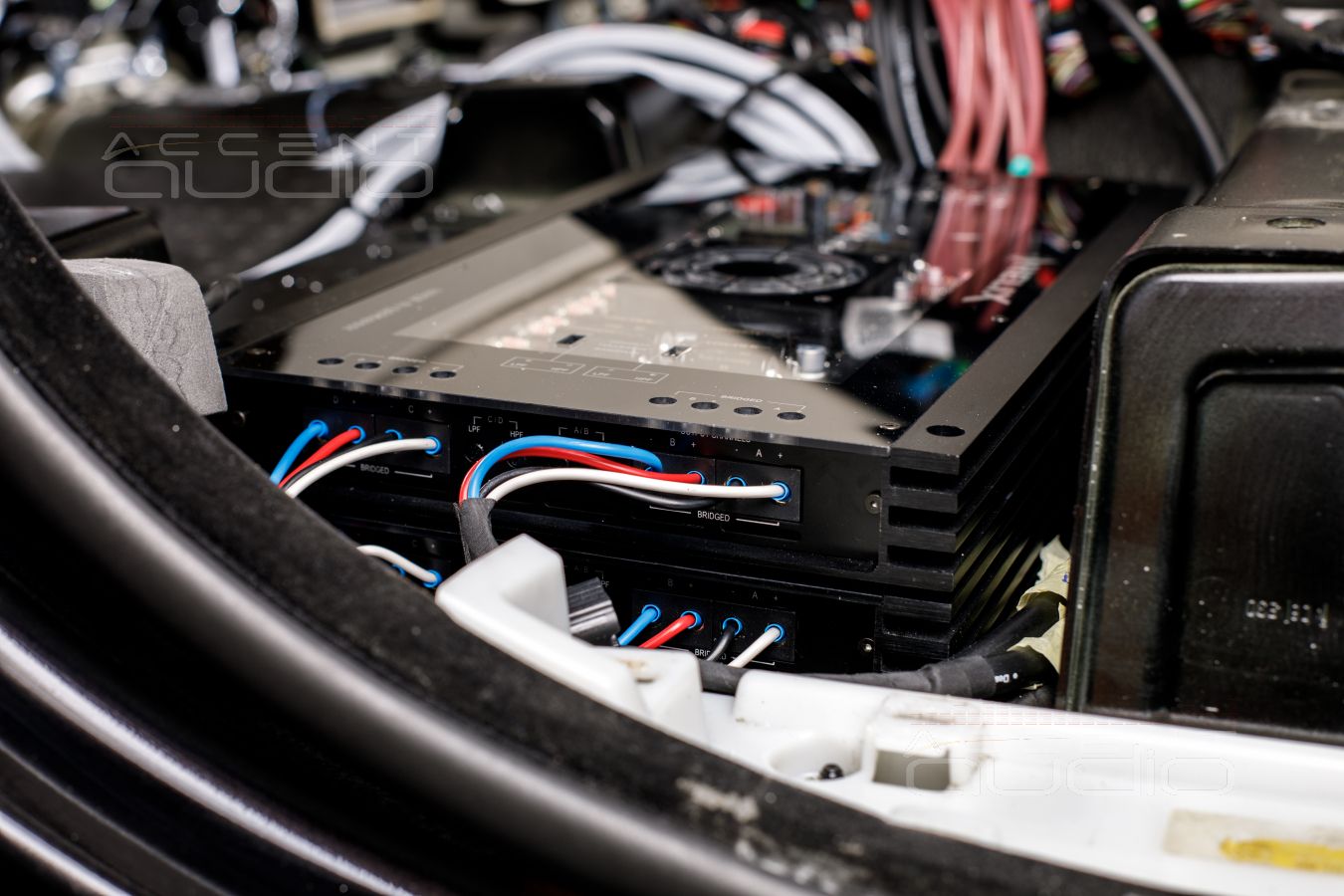 Установка усилителей Helix CFour в Range Rover Autobiography