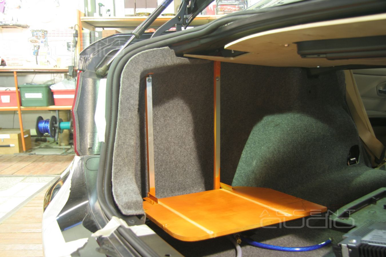 Сабвуферный усилитель E.O.S. AE-500.1 в BMW 330i E90