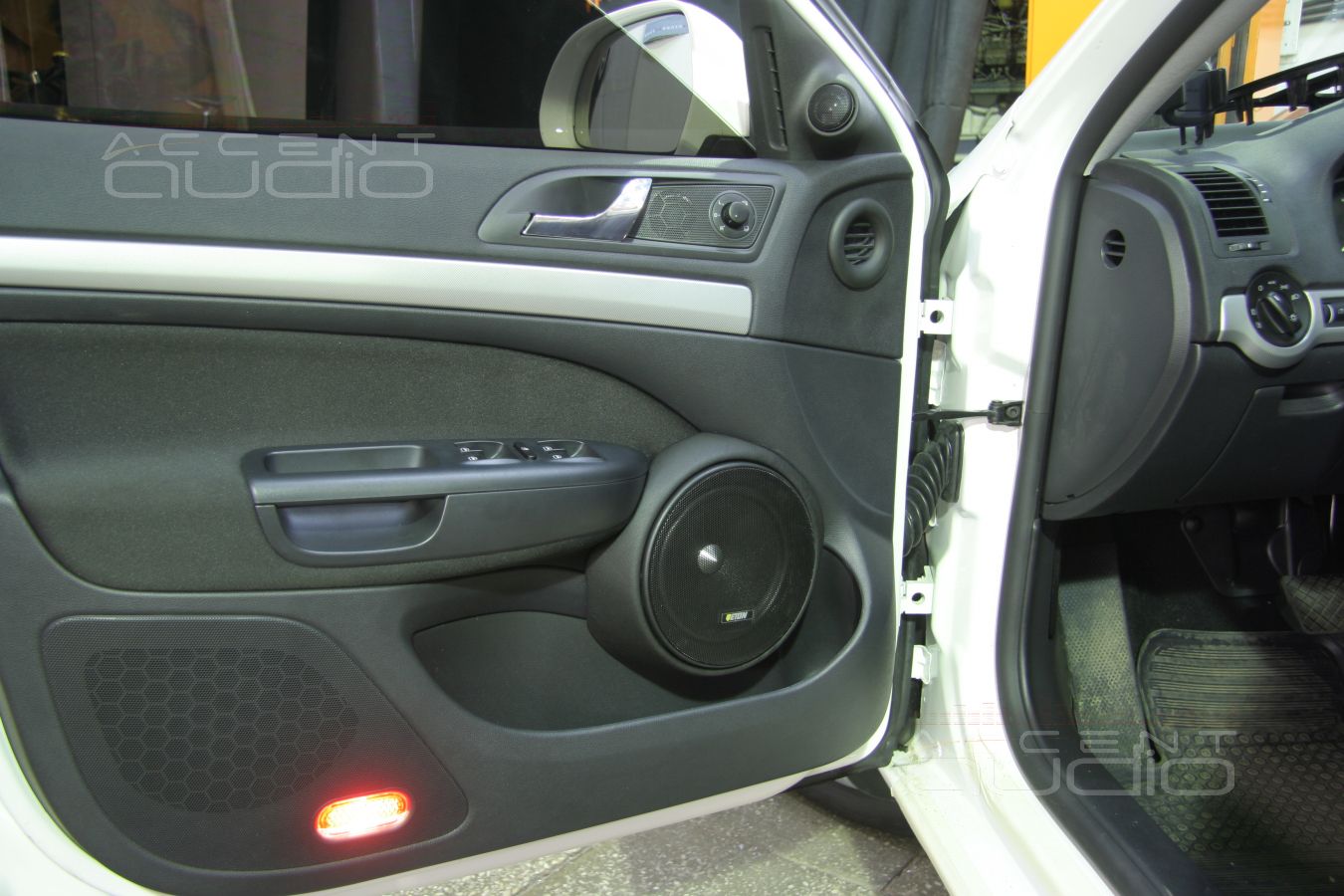 Правильная установка мидбасов в Skoda Octavia