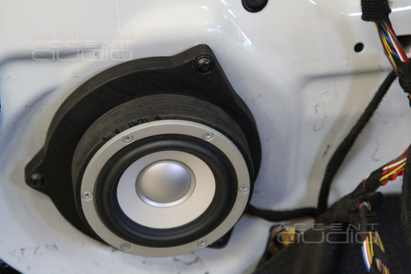 Установка среднечастотных излучателей в BMW X5