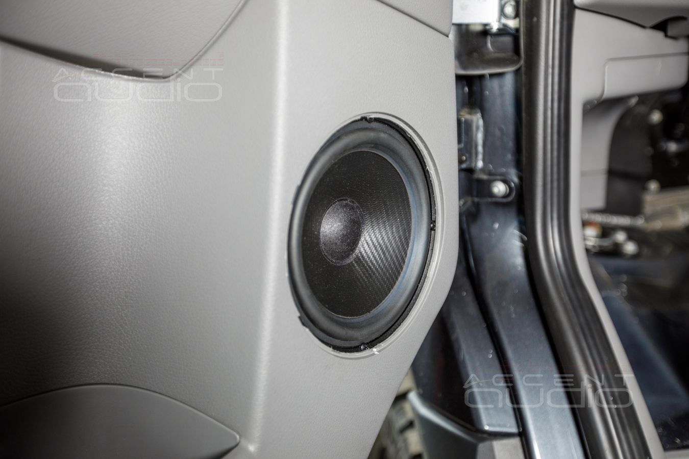 Установка мидбасовых динамиков SOAudio в Mercedes-Benz Sprinter CS-Reisemobile