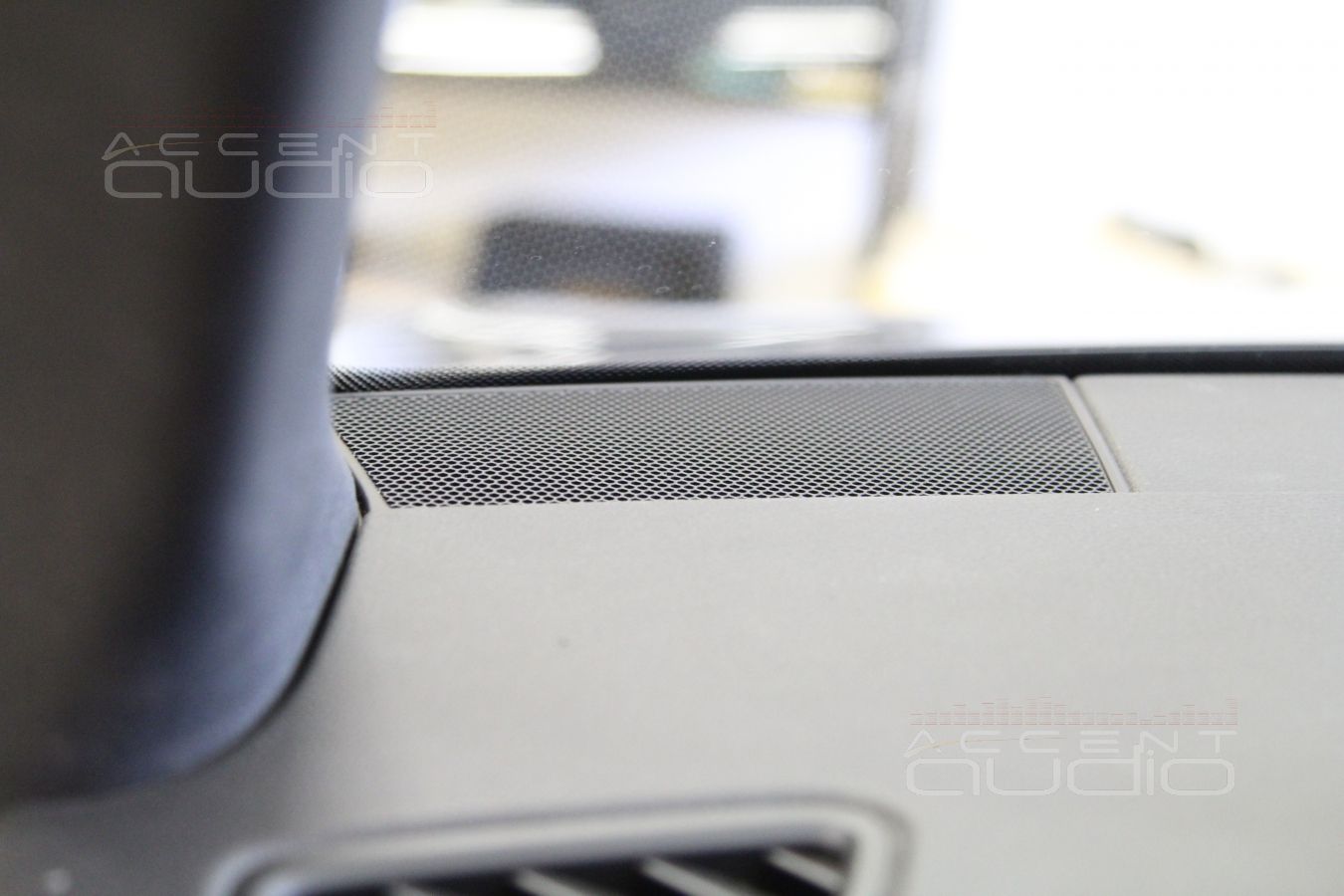 Новая акустика в Porshe Macan - среднечастотные излучатели ScanSpeak