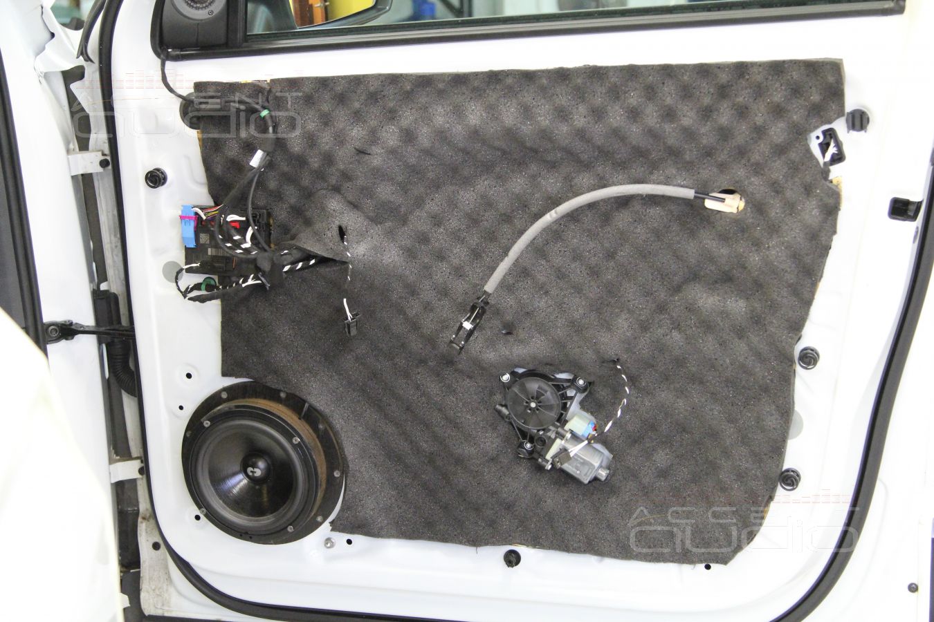 Установка акустики и шумоизолция дверей Tiguan