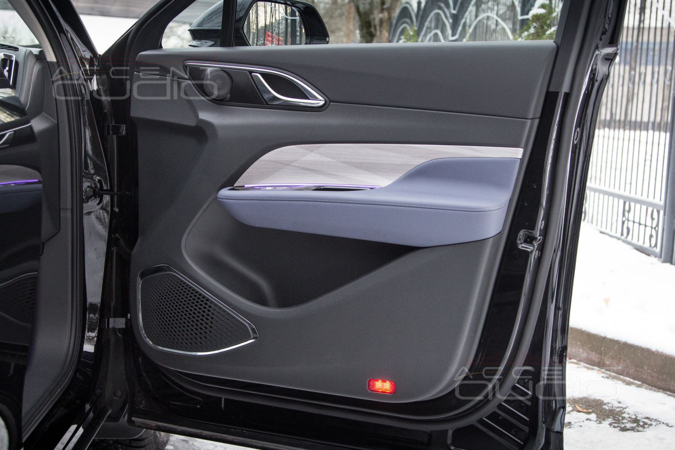 Решение: широкая полоса от Eton PRW 50 в штатных местах Hongqi HS3