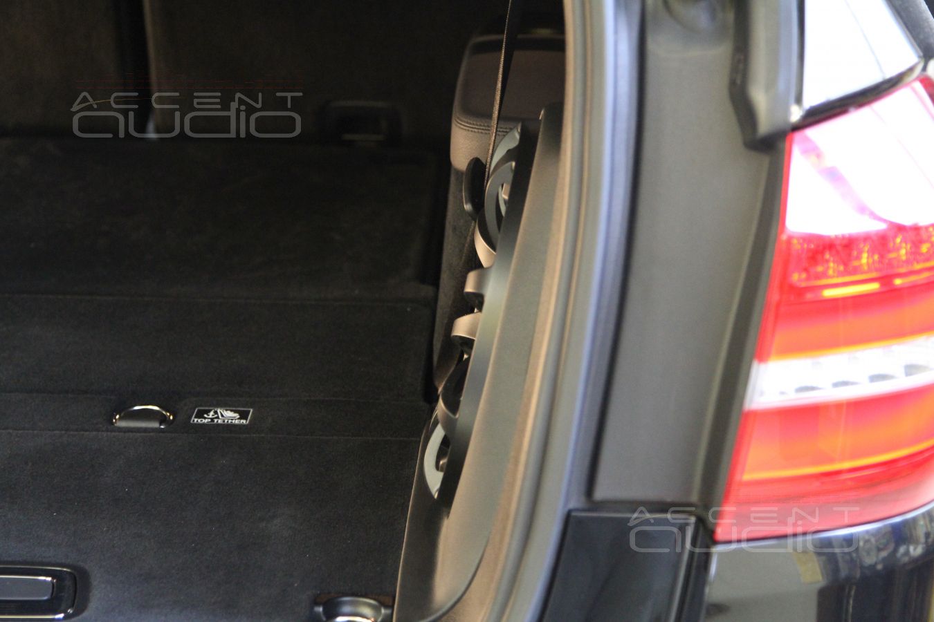 Встроенный Cабвуфер JLAudio 10TW3 в Mercedes-Benz GLS