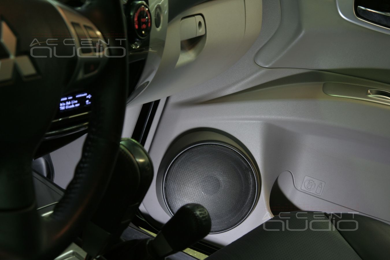 Установка мидбасов в Mitsubishi Pajero Sport