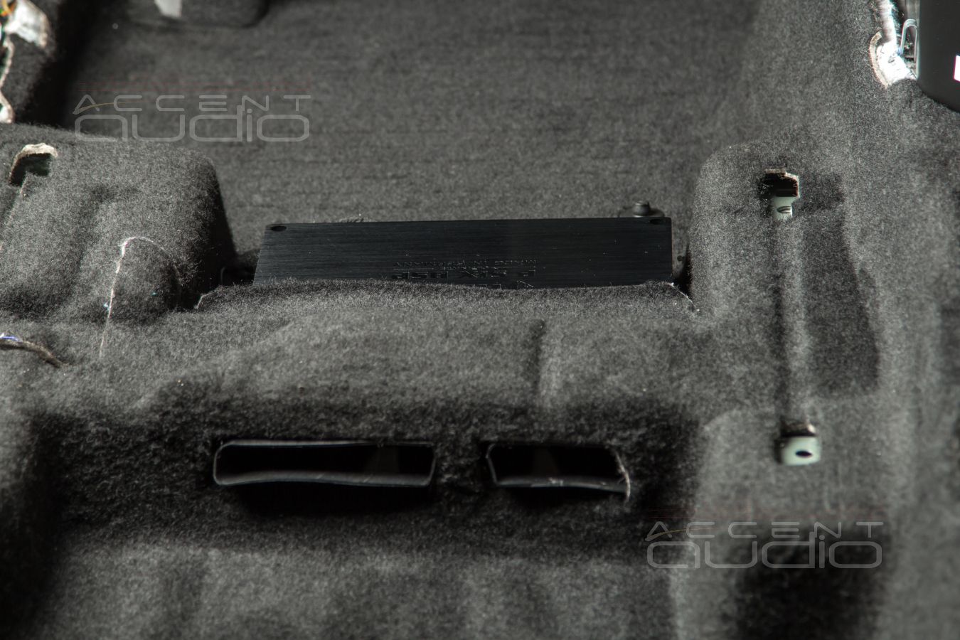 Скрытый монтаж процессорного усилителя Helix PSix Ultimate под сидение Skoda Kodiaq